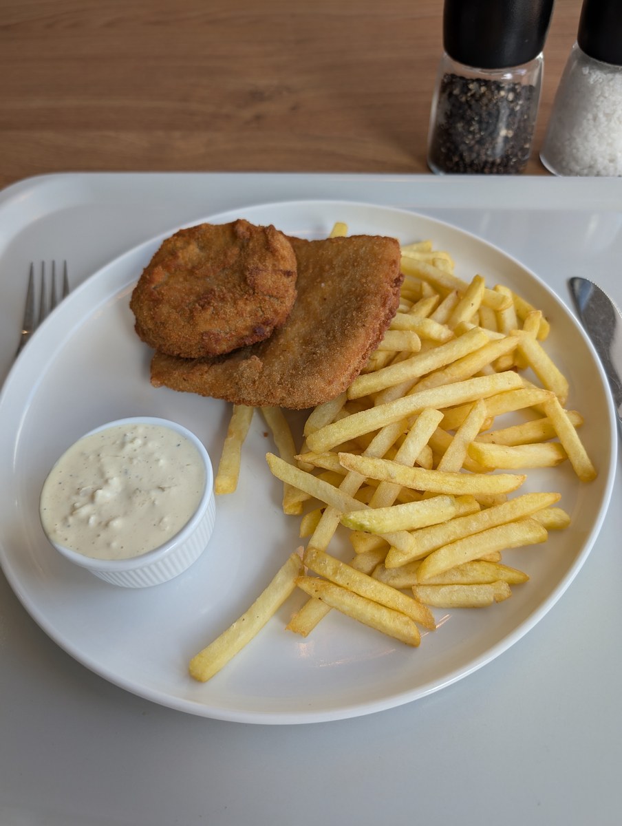 Duo smažených sýrů s hranolky v podniku Perfect Canteen Churchill Square