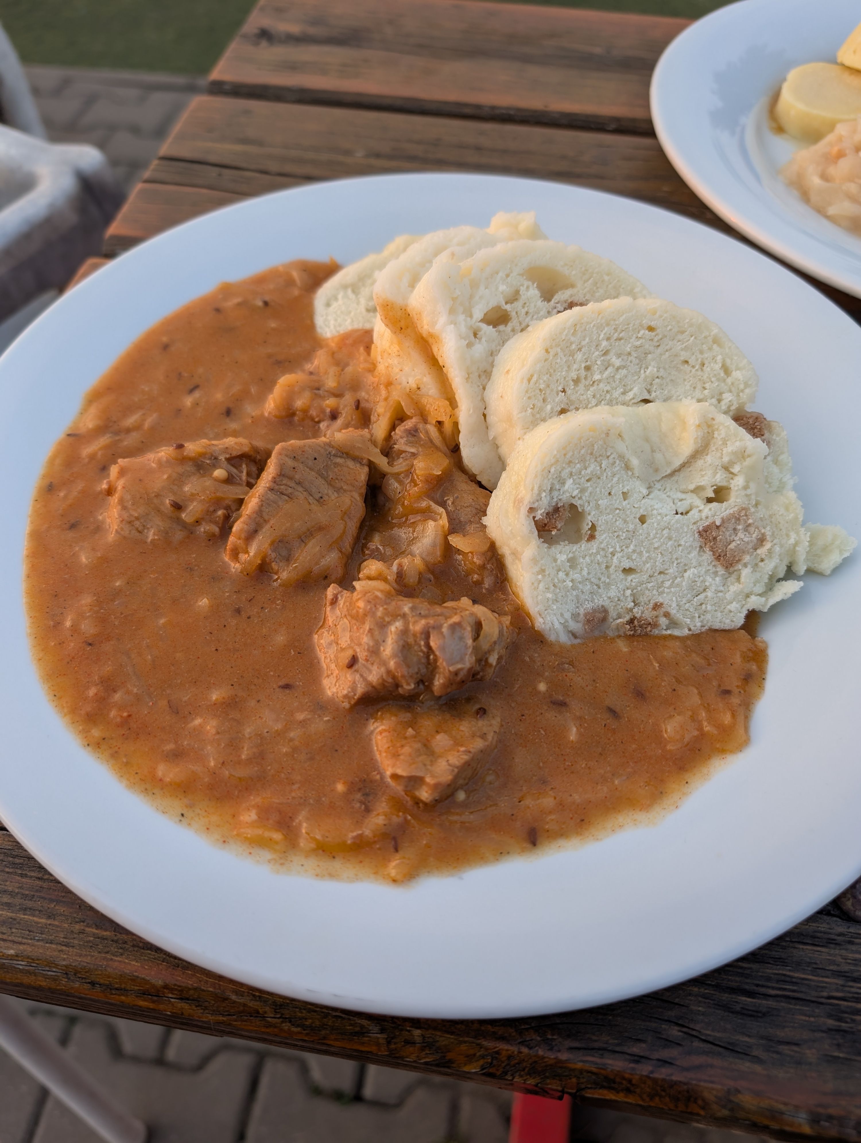 Segedýnský guláš v podniku Restaurace na pozemním hokeji