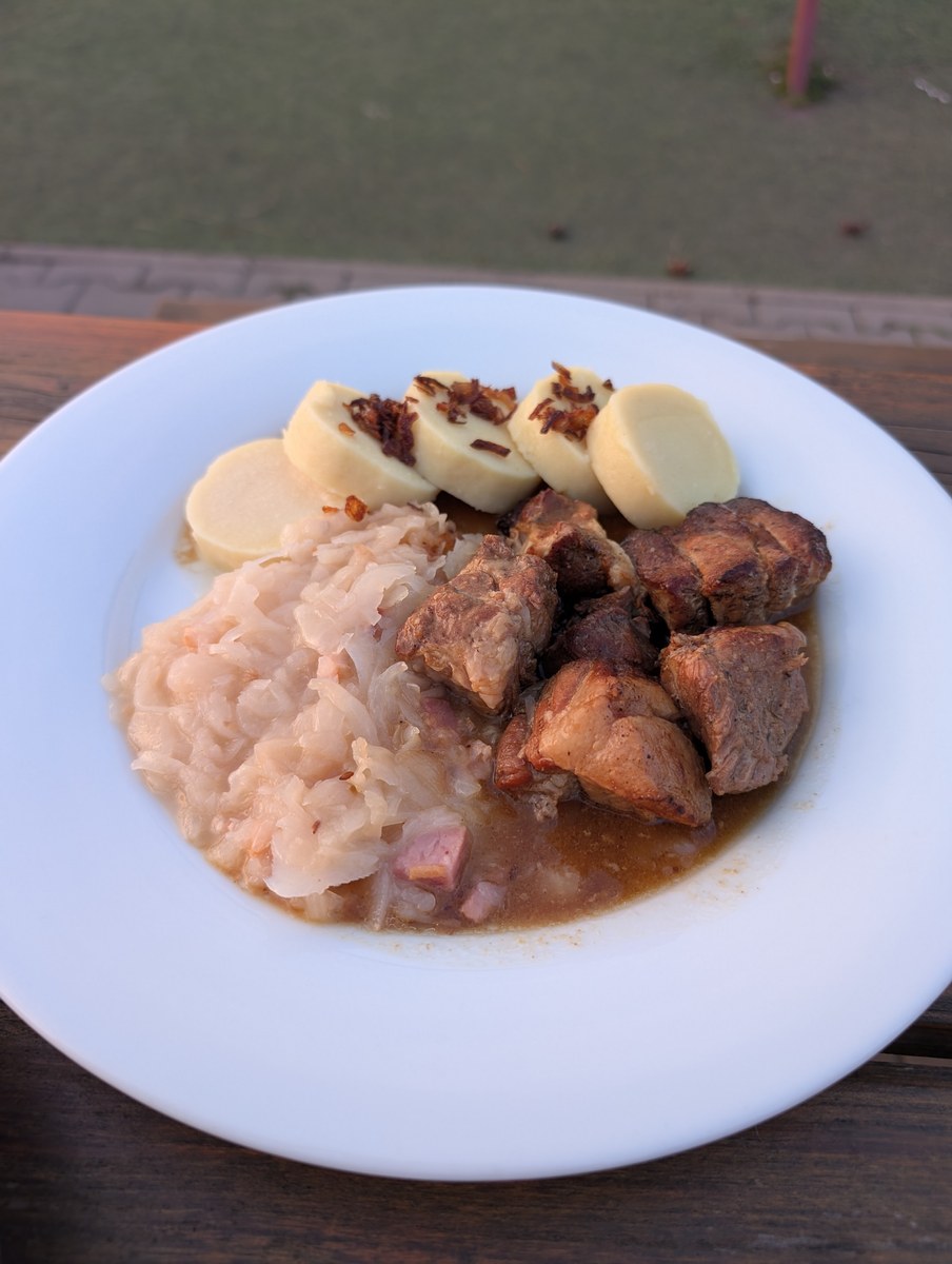 Vepřové výpečky, knedlík, zelí v podniku Restaurace na pozemním hokeji